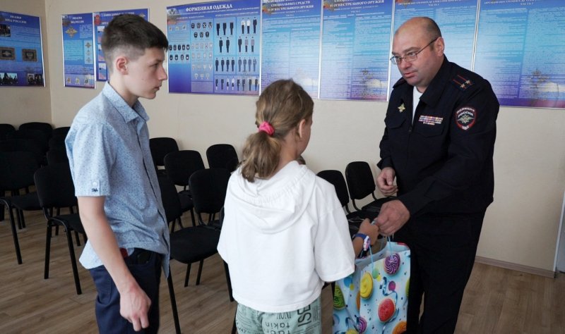 В Десногорске Смоленской области полицейские помогли пойти учиться ребятам из семей, попавших в сложную жизненную ситуацию